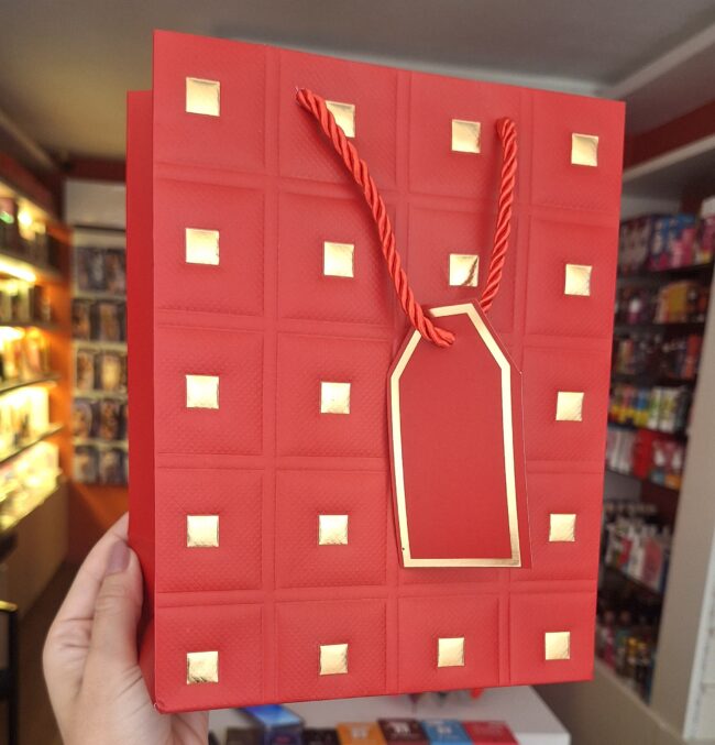 SACOLA PARA PRESENTE VERMELHA AVELUDADA DETALHES DOURADOS