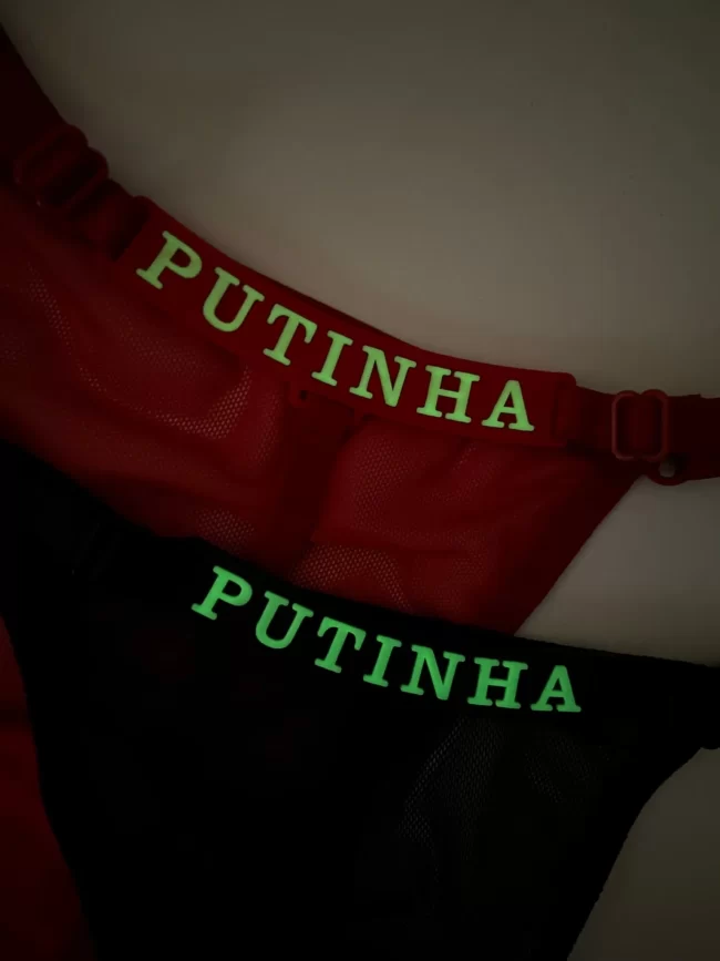 CALCINHA QUE BRILHA NO ESCURO PUTINHA VERMELHA OU PRETA