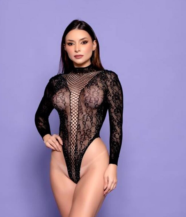 BODY COM MANGAS E STRASS BRILHO COSTAS NUAS