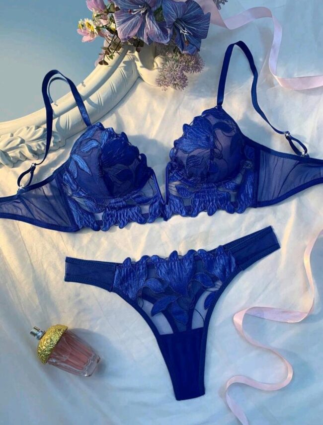 CONJUNTO LINGERIE AZUL EM RENDA FLORAL COM BOJO, ARO E CALCINHA FIO EM TULE