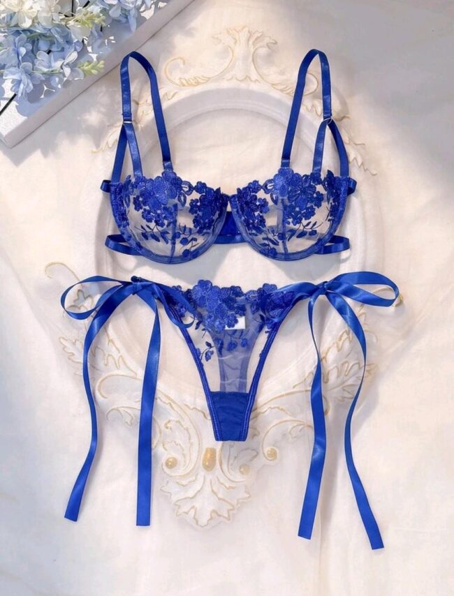 LINGERIE AZUL COM TULE TRANSPARENTE, ARO E CALCINHA COM TIRAS