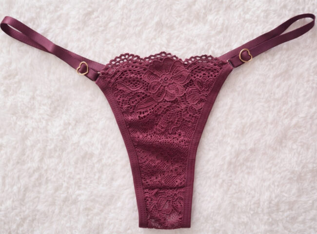 CALCINHA EM RENDA REGULÁVEL DETALHE CORAÇÃO