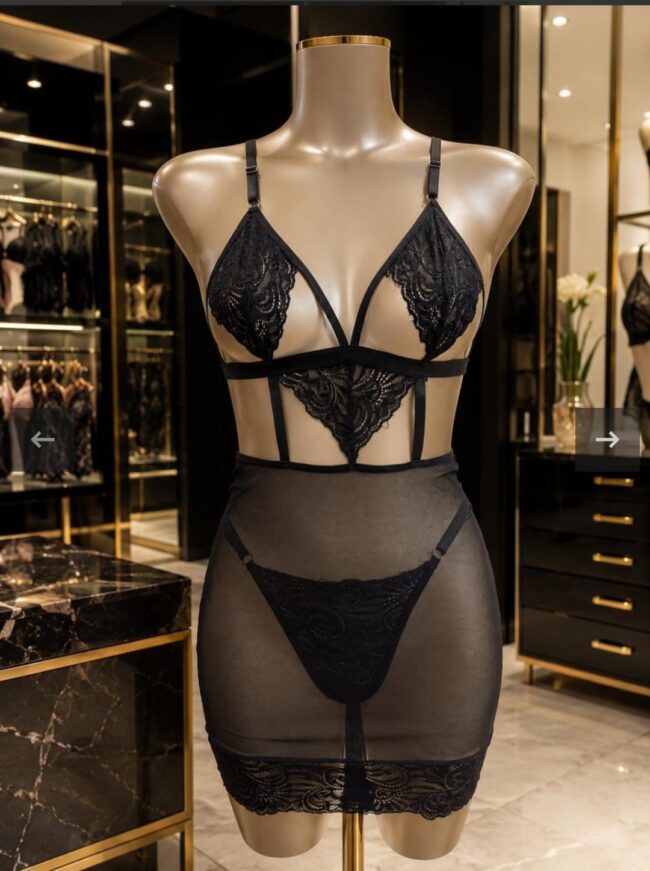 CAMISOLA PRETA EM TULE E RENDA COM CALCINHA