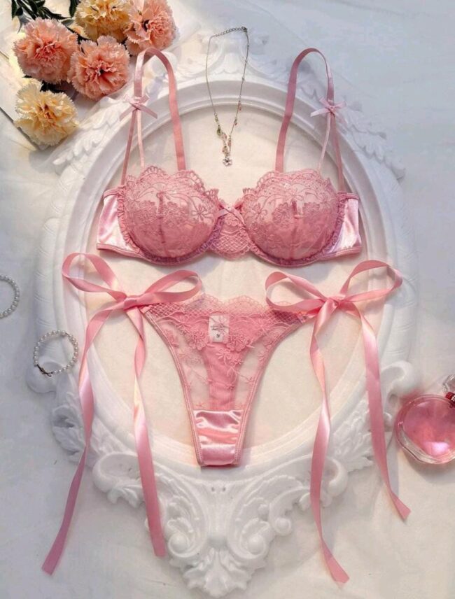 CONJUNTO LUXO ROSA EM RENDA BORDADA COM FITAS DE CETIM